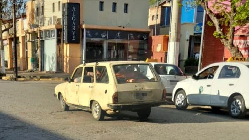 Renault 12 Break amarillo Merlo, San Luís