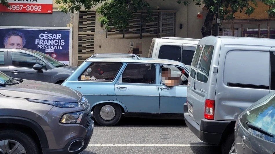 Renault 12 break, celeste C.A.B.A.