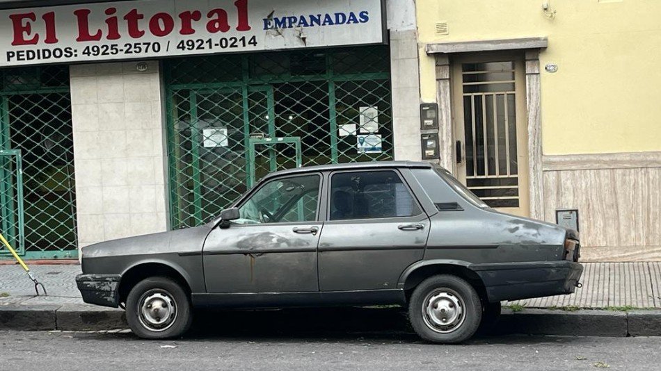Renault 12 gris oscuro Parque Chacabuco, C.A.B.A.