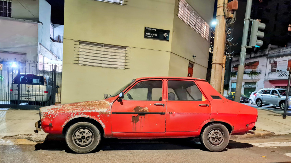 Renault 12 rojo y óxido, Saavedra