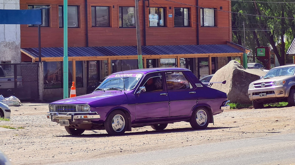 Renault 12 violeta tuneado, San Martín de los Andes