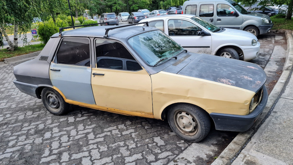 Renault 12 gris y amarillo, Villa La Angostura