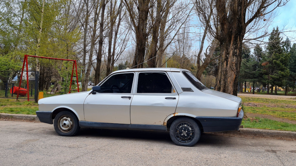 Renault 12 gris, San Martín de los Andes