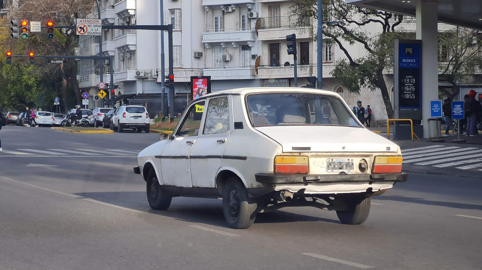 Renault 12 blanco, Belgrano