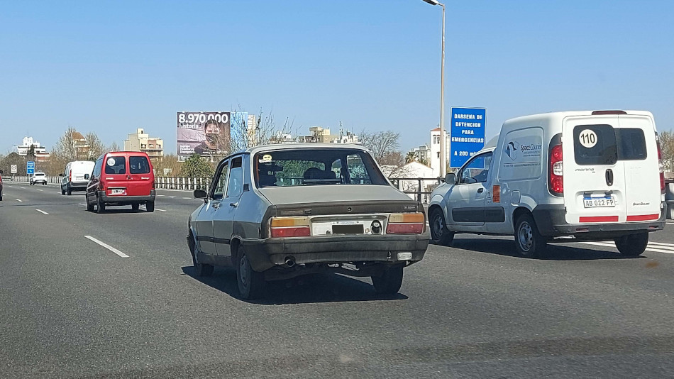 Renault 12 gris oscuro, Parque Avellaneda