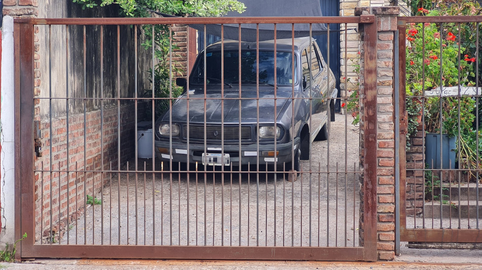 Renault 12 gris oscuro, Rincón de Milberg