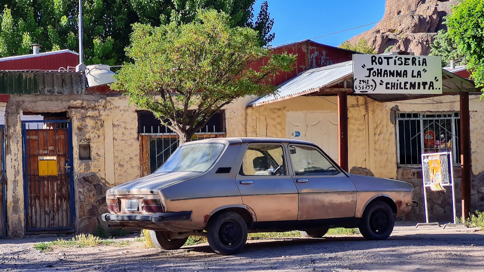 Renault 12 gris marrón, Piedra del Águila