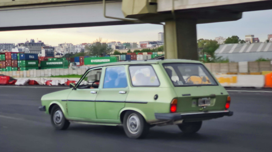 Renault 12 Break verde metalizado, Autopista Illia