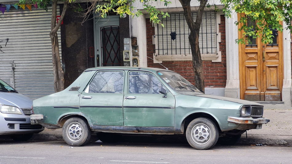 Renault 12 verde, Colegiales