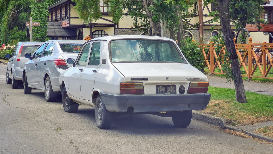 Renault 12 blanco, San Martín de los Andes