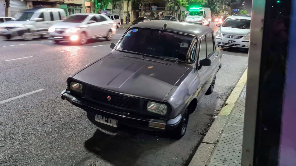 Renault 12 gris oscuro, CABA