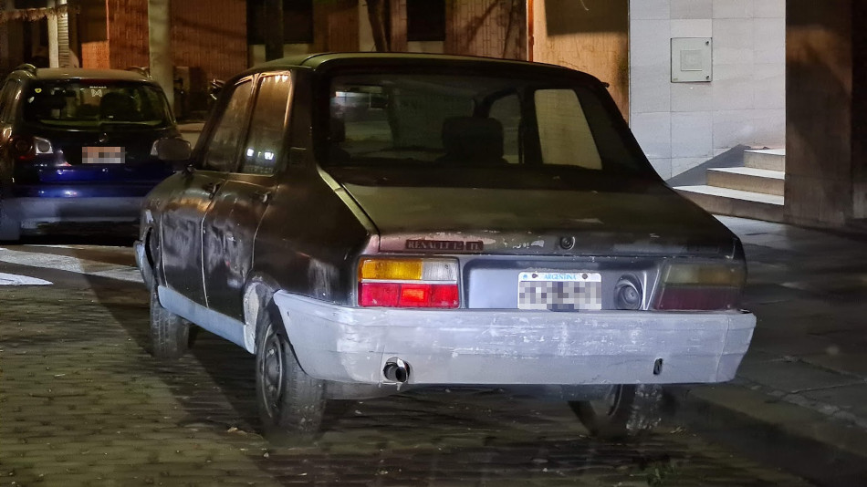 Renault 12 negro nunca taxi, Abasto