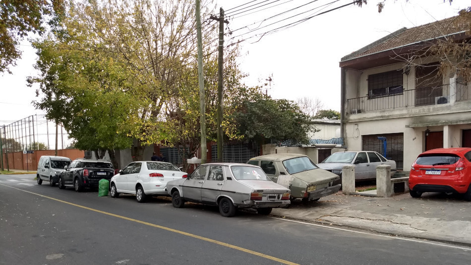 Renault 12 x2 grises, Villa Adelina