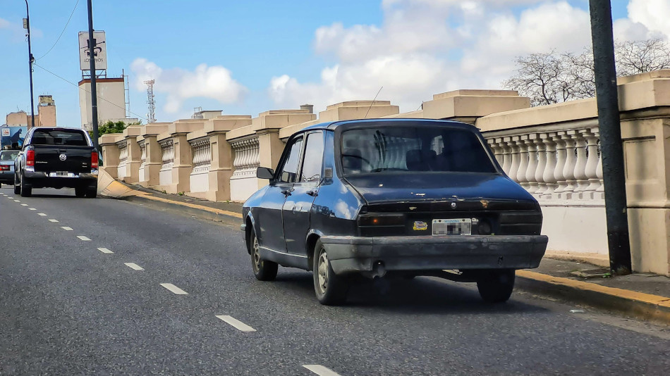 Renault 12 negro, Paternal