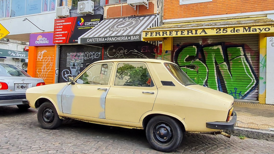 Renault 12 amarillo patito, San Isidro