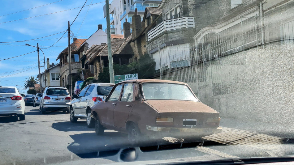 Renault 12 marrón, Mar del Plata