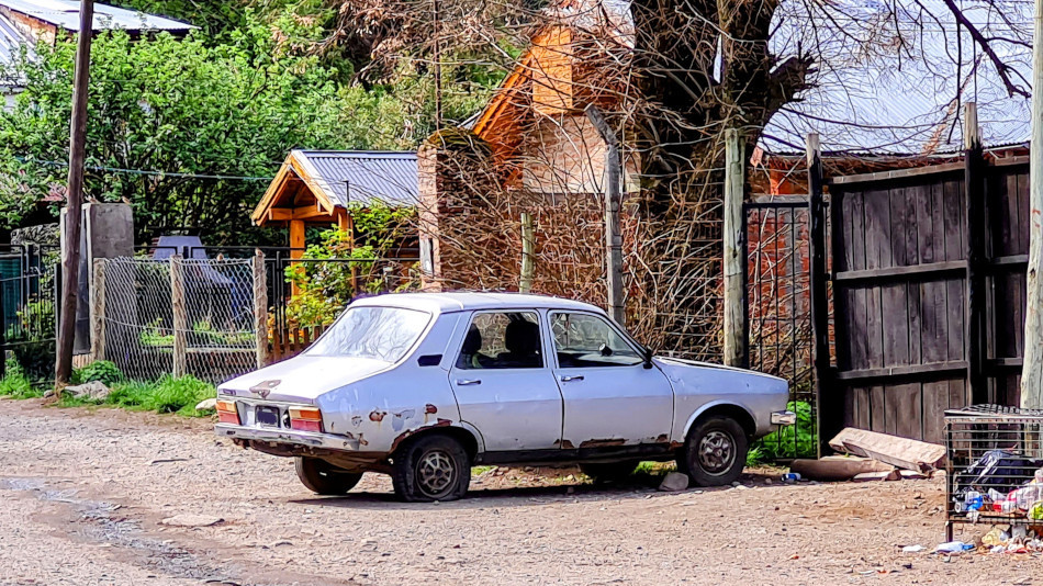 Renault 12 blanco, San Martín de los Andes