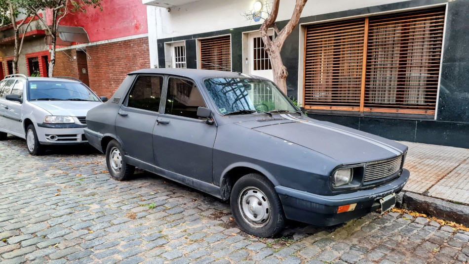 Renault 12 gris oscuro, Parque Patricios