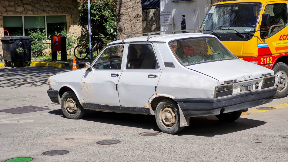 Renault 12 blanco, Villa La Angostura