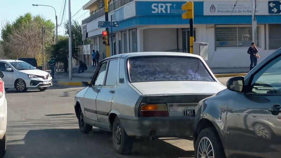 Renault 12 gris claro, Tunuyán