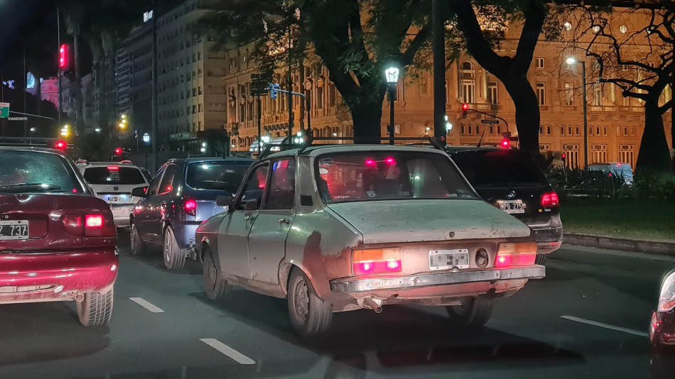 Renault 12 blanco y óxido, Monserrat