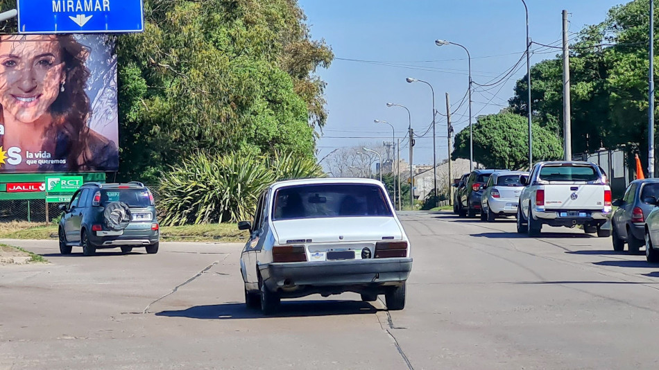 Renault 12 blanco, Mar del Plata