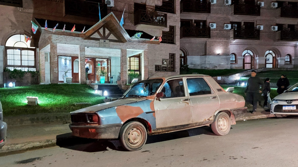 Renault 12 gris y celeste, Pinamar