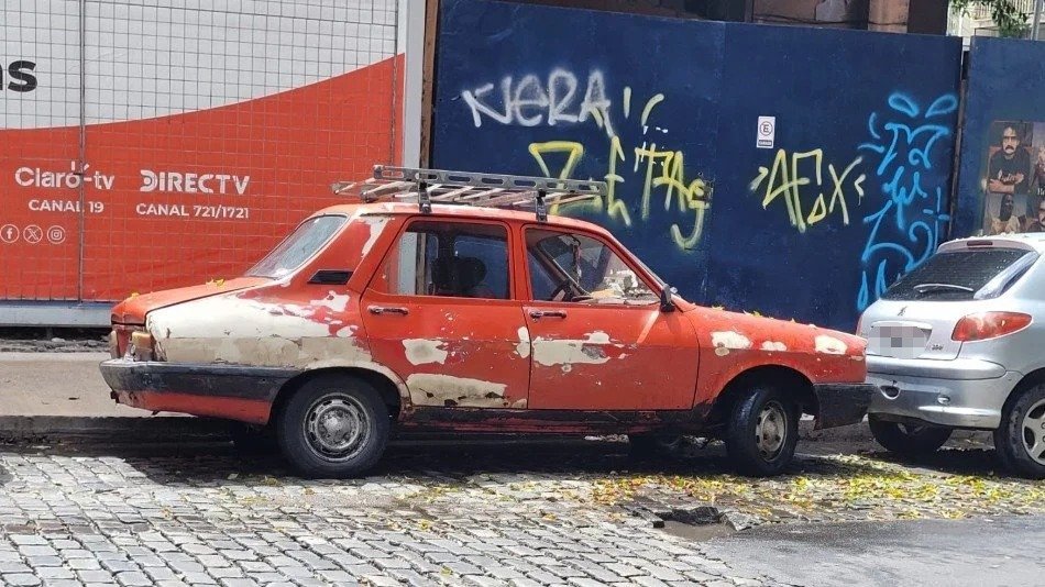 Renault 12 naranja con masilla C.A.B.A.