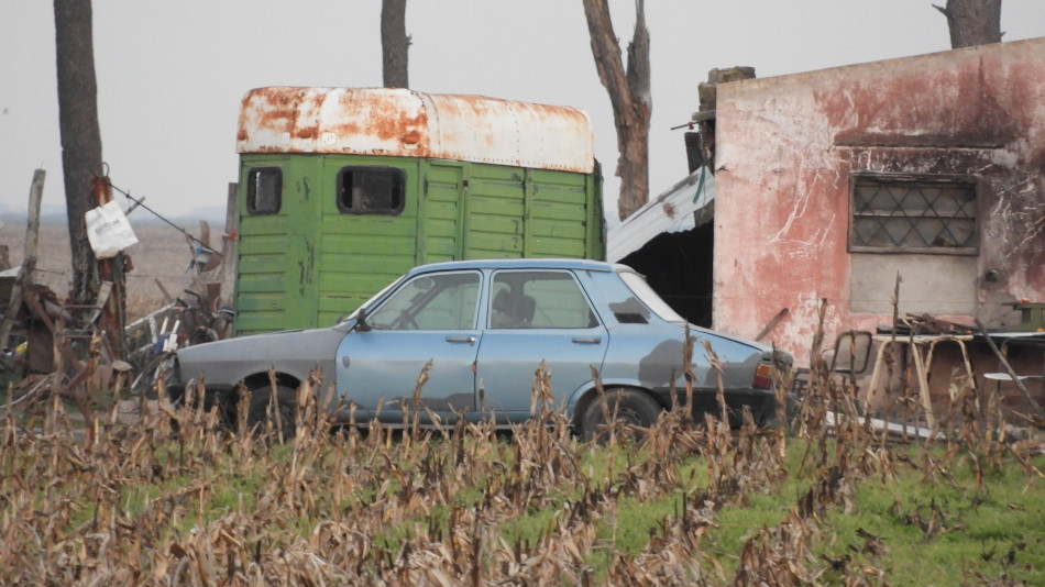 Renault 12 celeste y gris, Villa Lía