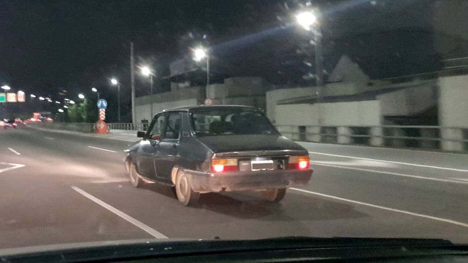 Renault 12 negro, Parque Avellaneda