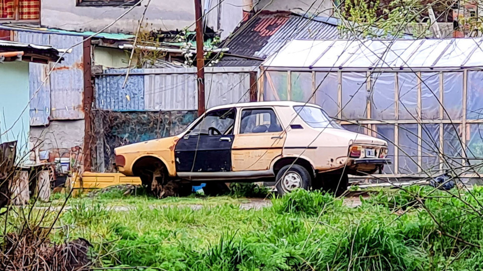 Renault 12 amarillo y negro, San Martín de los Andes