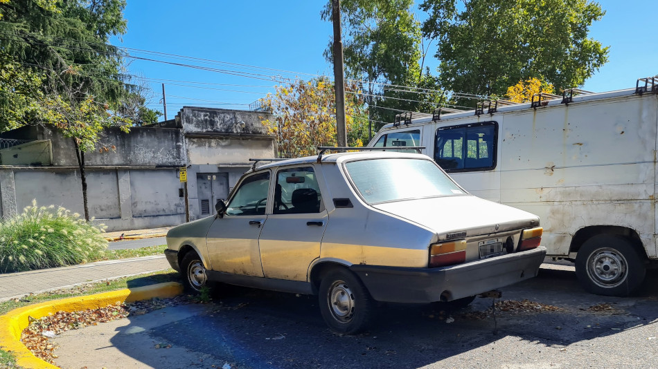 Renault 12 gris claro, Barracas