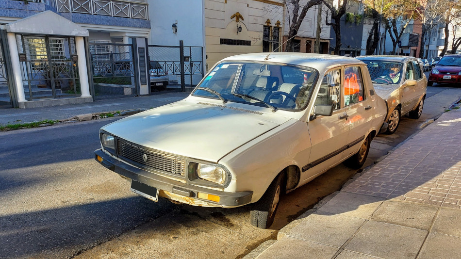 Renault 12 amarillo, Caballito