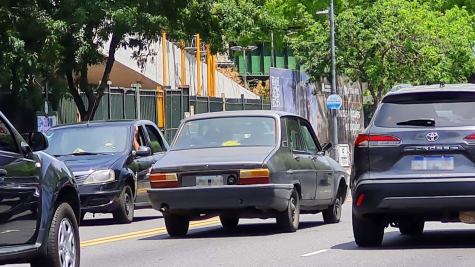 Renault 12 gris oscuro, Palermo