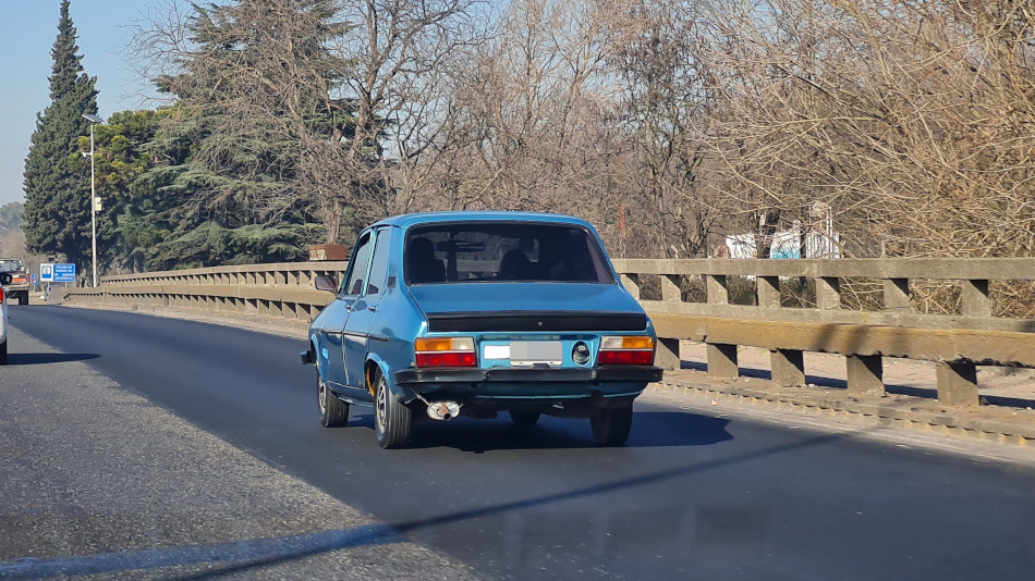 Renault 12 celeste metalizado, Ezeiza