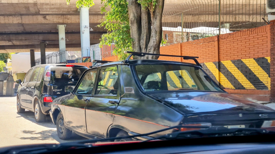 Renault 12 negro, Parque Chacabuco