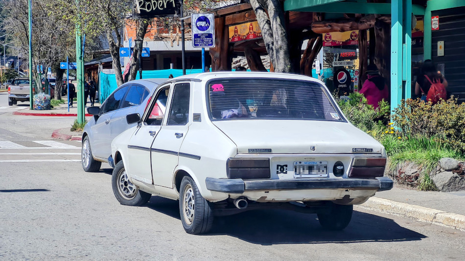 Renault 12 blanco, Villa La Angostura