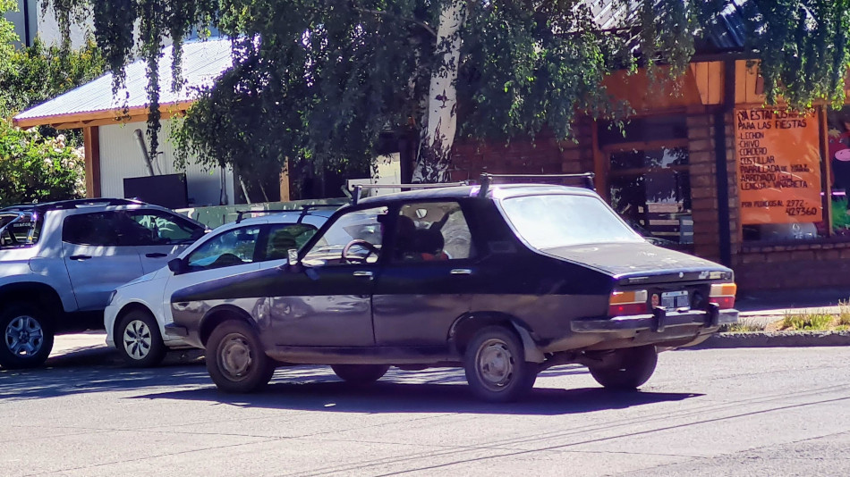 Renault 12 negro, San Martín de los Andes