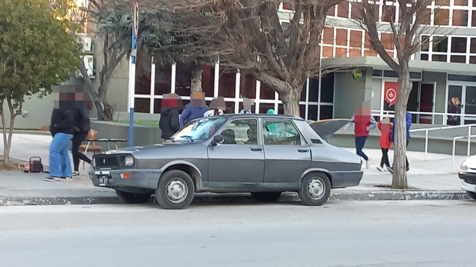 Renault 12 gris oscuro, Trelew