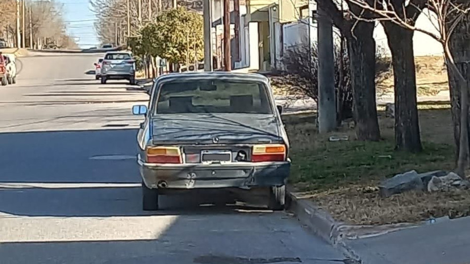 Renault 12 gris oscuro, General Acha