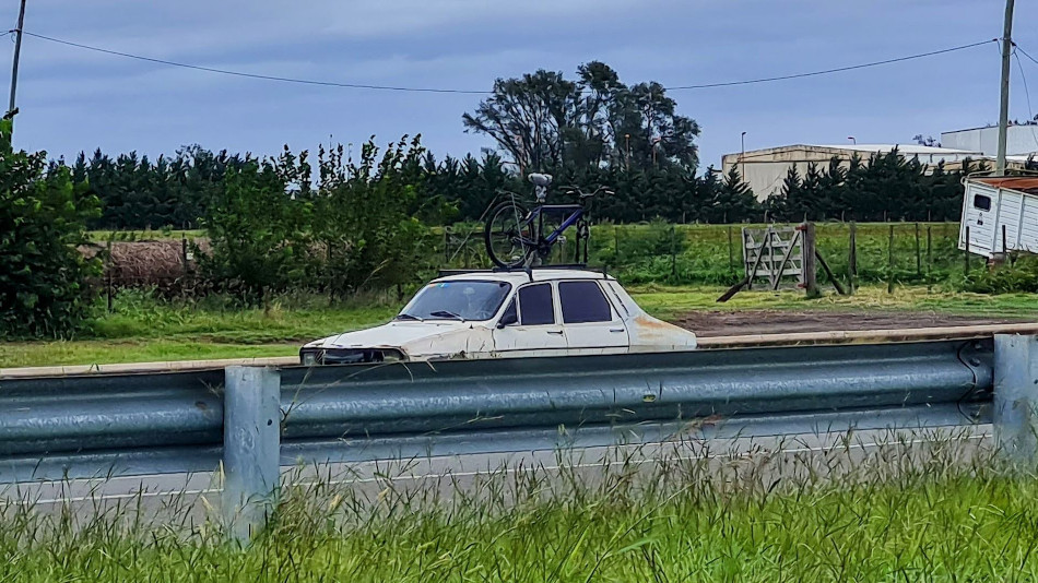 Renault 12 blanco, Colón, Buenos Aires