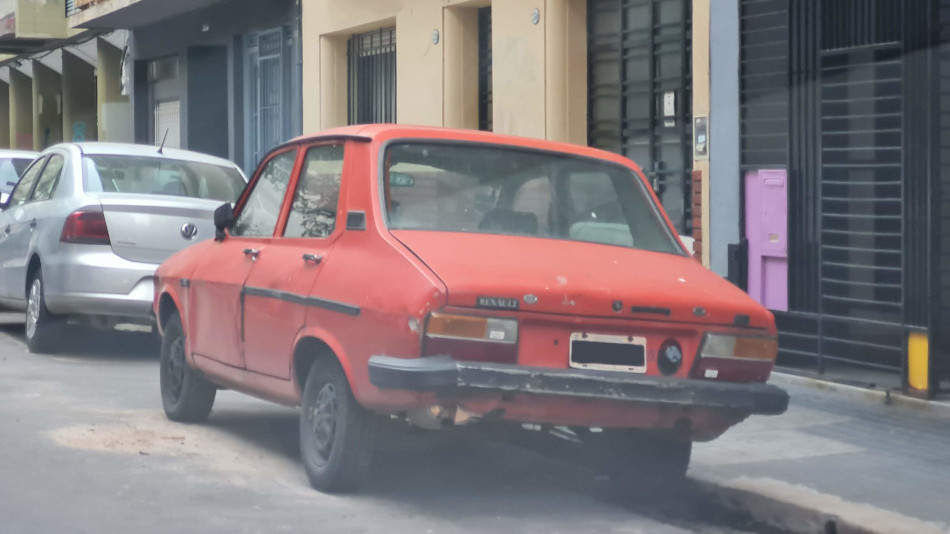 Renault 12 rojo, Palermo