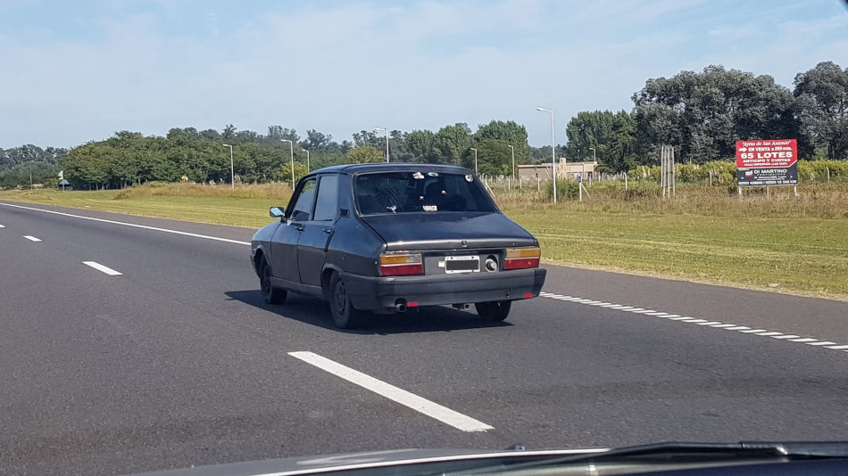 Renault 12 negro, Luján