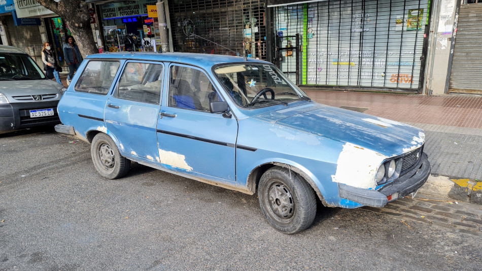 Renault 12 Break celeste, Boedo