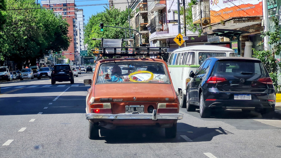 Renault 12 naranja, Colegiales