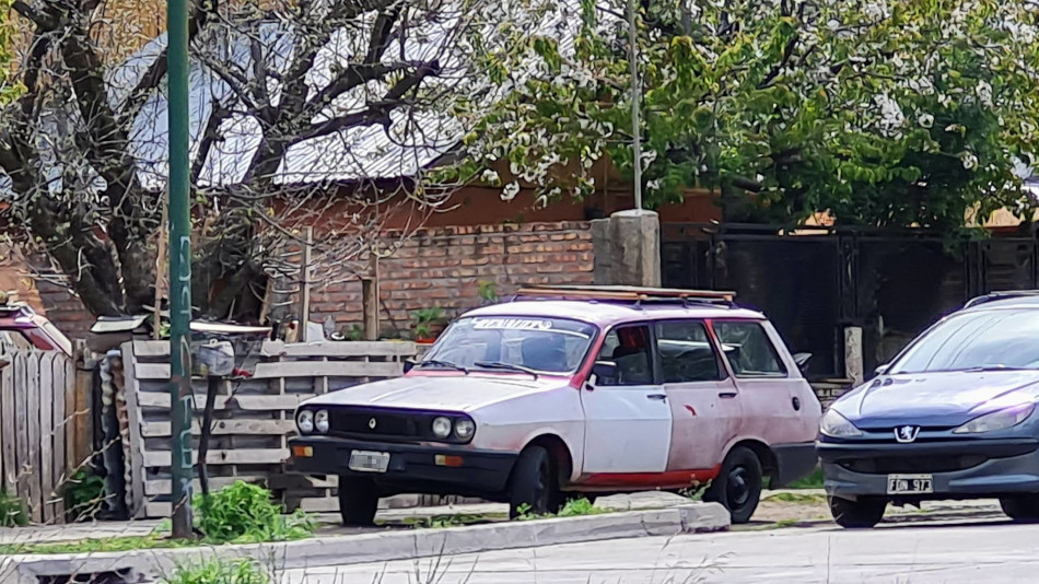 Renault 12 Break rojo y blanco, San Martín de los Andes