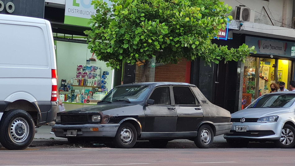 Renault 12 negro, Parque Chacabuco