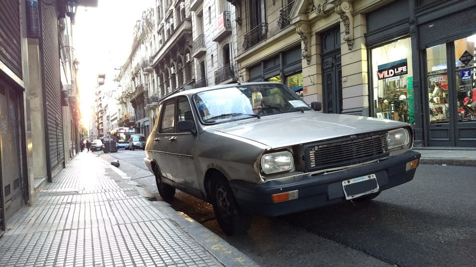 Renault 12 gris, Monserrat