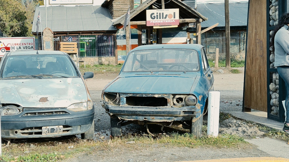 Renault 12 azul gastado, San Martín de los Andes