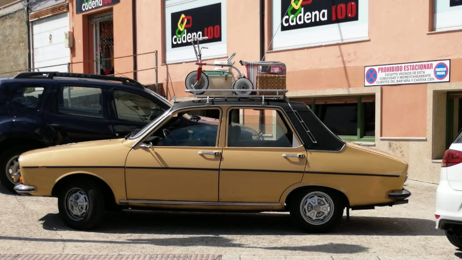 Renault 12 amarillo y negro, Tapia de Casariego